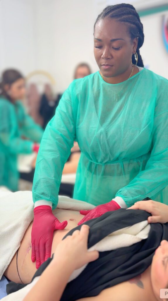 Photo d'une élève pendant une formation péri-opératoire chez METCARE®
